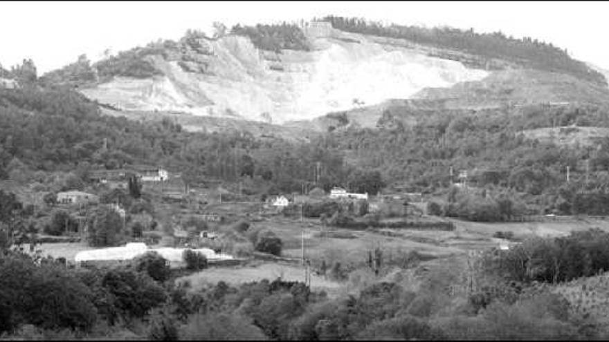 Vista panorámica de la mina de cuarzo de Serrabal, una de las más importantes de Europa según la empresa. / xoán álvarez