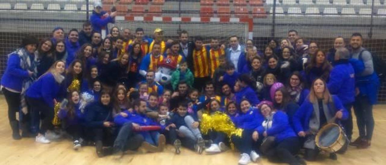 El equipo de fútbol sala de Isaac Peral y la afición tras ganar el campeonato.