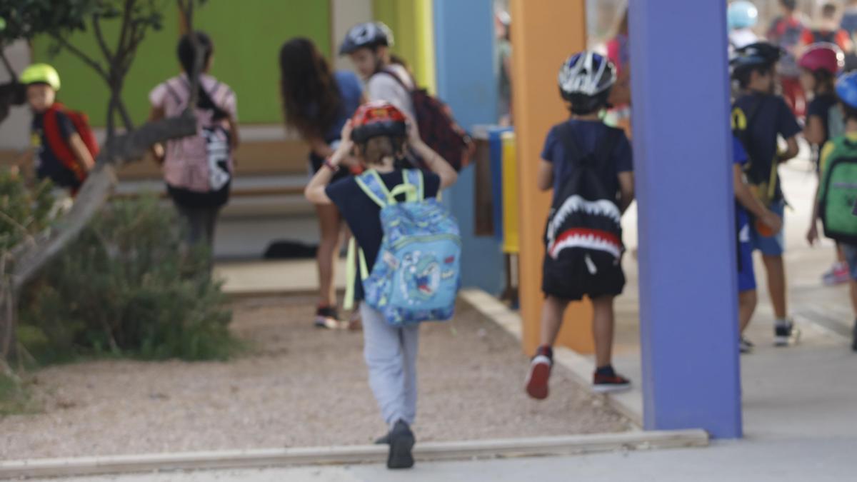 Alumnos entran en un centro escolar de Ibiza.