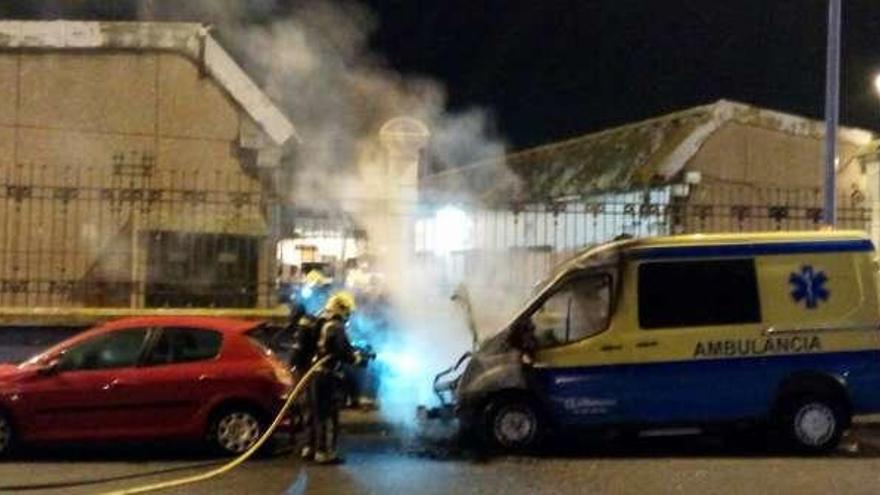 Los bomberos sofocan, ayer, el incendio.