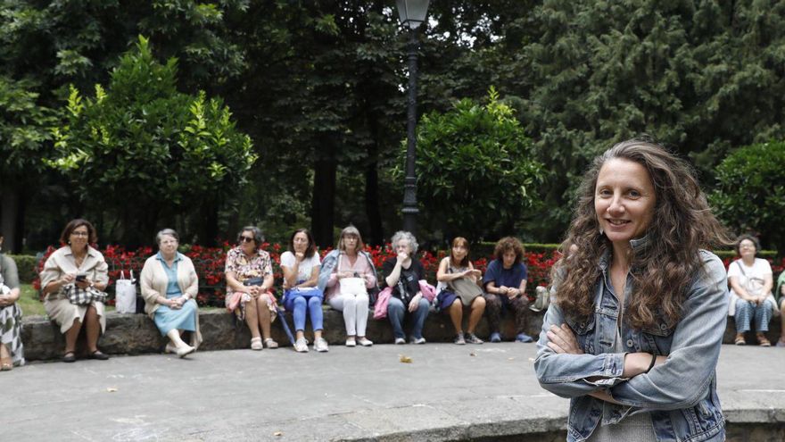Carolina Sarmiento, junto a su audiencia, en el estanque Covadonga. | FERNANDO RODRÍGUEZ