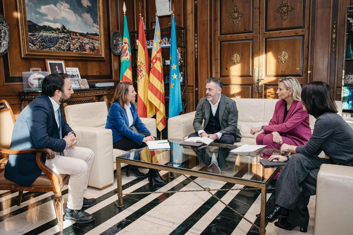 Un momento de la reunión de Carrasco y Díez, este lunes en el Ayuntamiento de Castelló.