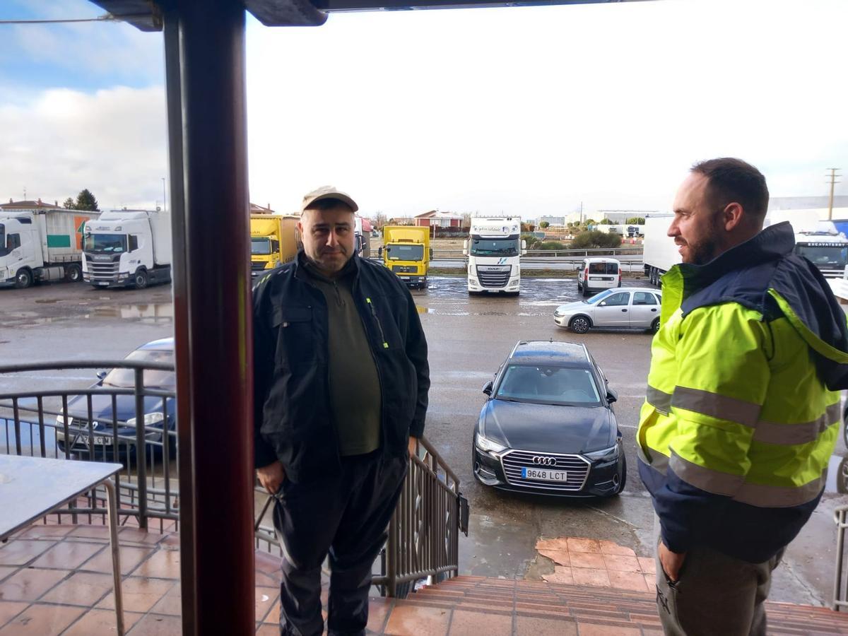 Tomás Salgueiro, junto a un compañero, con los camiones retenidos por el temporal en Villadangos (León).