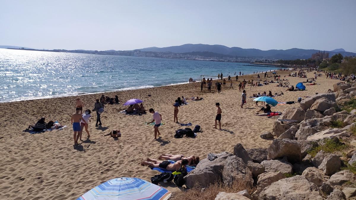 La playa de Can Pere Antoni (Palma) este lunes de Pascua.