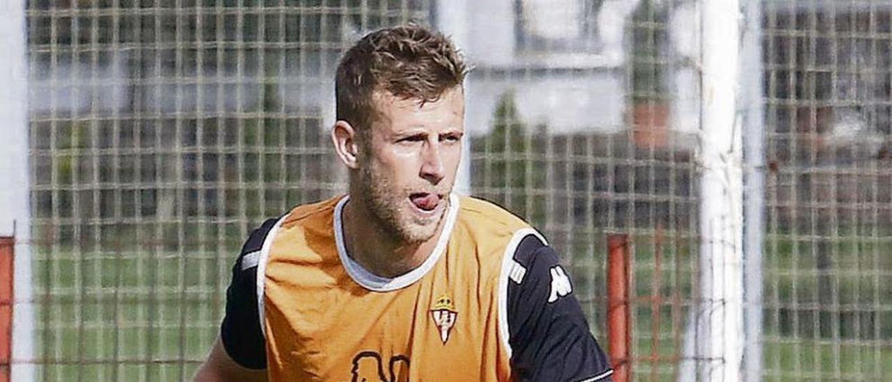 Álex Barrera conduce un balón en el entrenamiento de ayer.