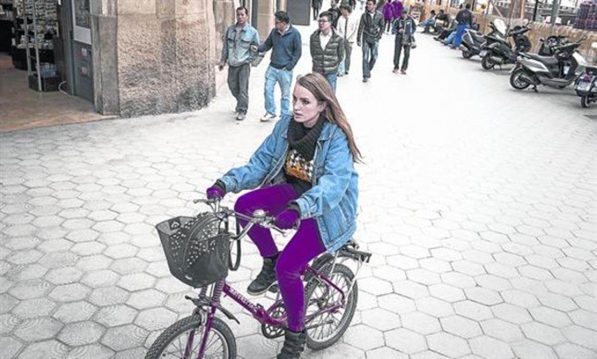 Una noia circula per la vorera de passeig de Gràcia, ahir. Aquesta és una de les poques andanes de vianants de l’Eixample per les quals es pot circular perquè la vorera supera els cinc metres.
