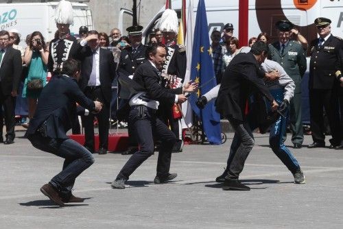 La policía exhibe el valor de su cuerpo