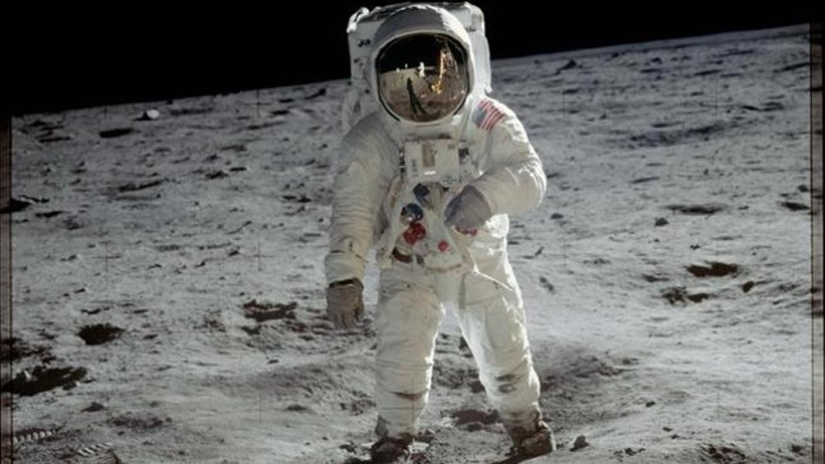 El astronauta Buzz Aldrin caminando sobre la superficie lunar en una imagen tomada por Armstrong.