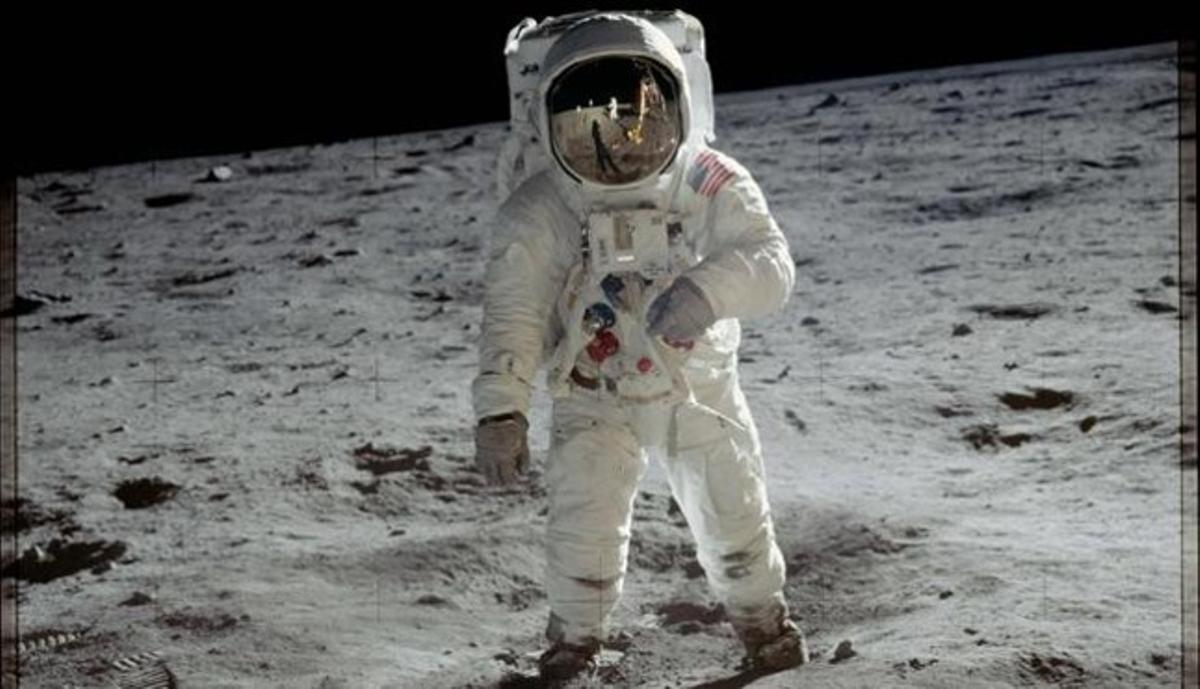 L’astronauta ’Buzz’ Aldrin caminant sobre la superfície lunar en una imatge feta per Armstrong.