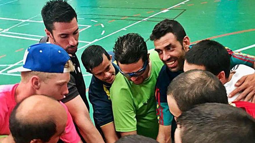 Jortos forma piña con los jugadores del nuevo equipo de balonmano de Asprosub.