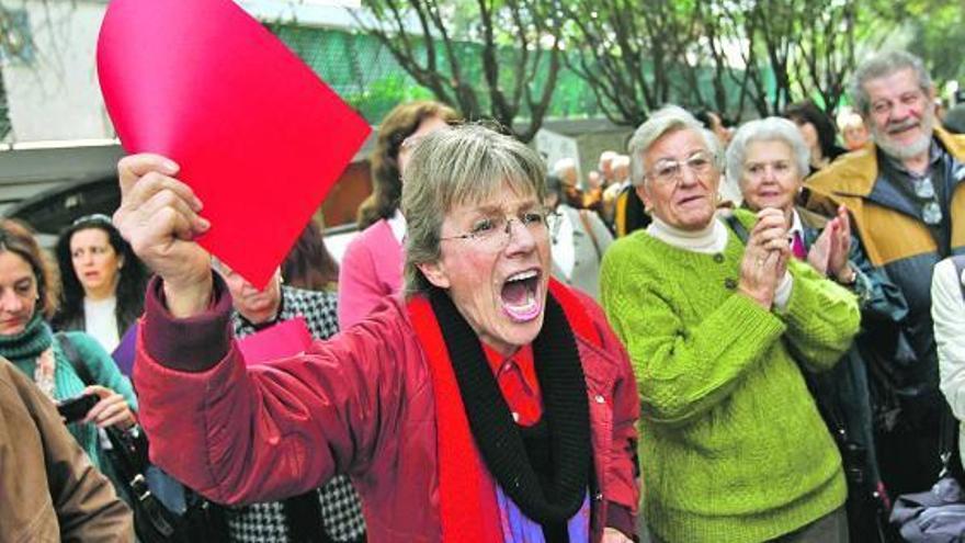 Concentración de protesta ante la Embajada de España en México por la condena a Baltasar Garzón.