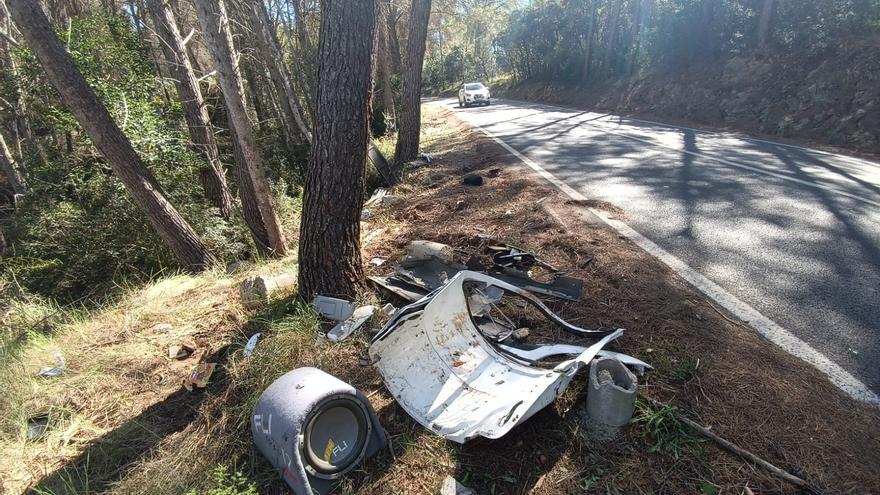 Dos jóvenes fallecen al chocar con su coche contra un árbol en la carretera de Puigpunyent