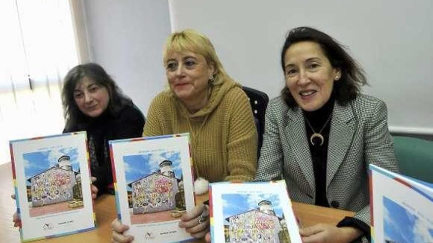Por la izquierda, Etel Vázquez, Blanca Pantiga y María Alonso muestran la memoria presentada.