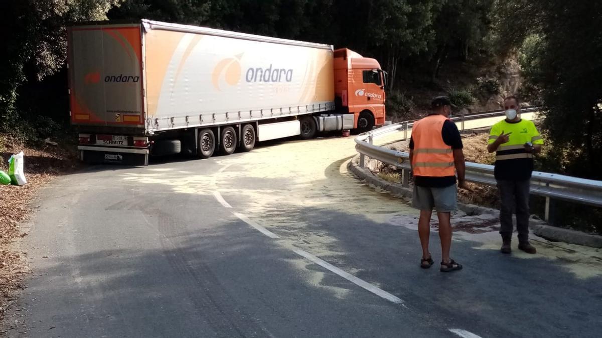 El vehicle accidentat al coll del Revell que ha perdut gasoil