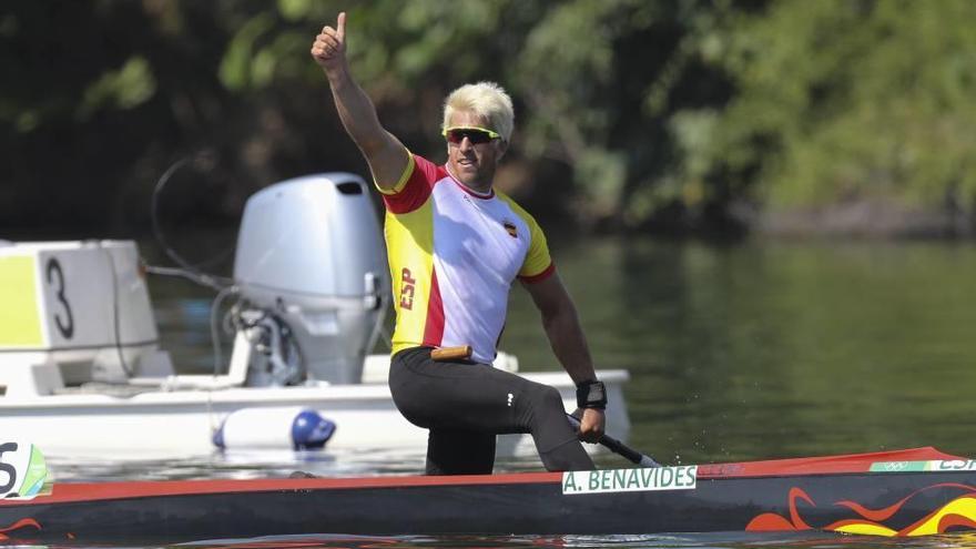 Sete Benavides saluda tras finalizar su semifinal y clasificarse para luchar hoy jueves por las medallas.