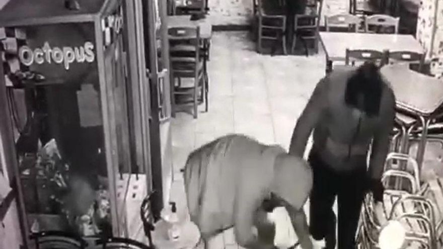 VÍDEO | Brutal paliza de dos ladrones a la dueña de un bar en Zaragoza para reventar las tragaperras