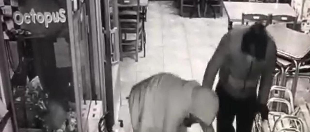 VÍDEO | Brutal paliza de dos ladrones a la dueña de un bar en Zaragoza para reventar las tragaperras