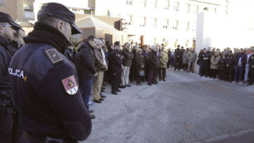 Concentración silenciosa de policías ante la comisaría de la Verneda