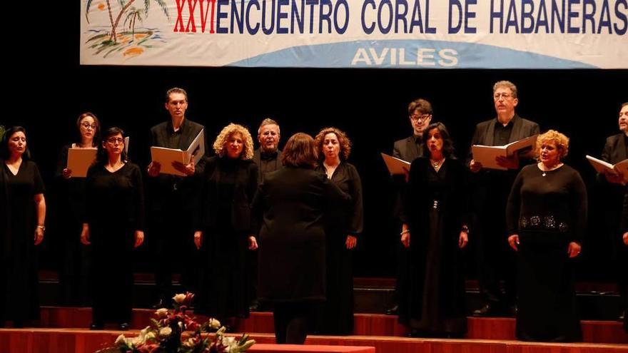 Los componentes del coro &quot;Ad Libitum&quot;, ayer, en el escenario de la Casa de Cultura de Avilés.