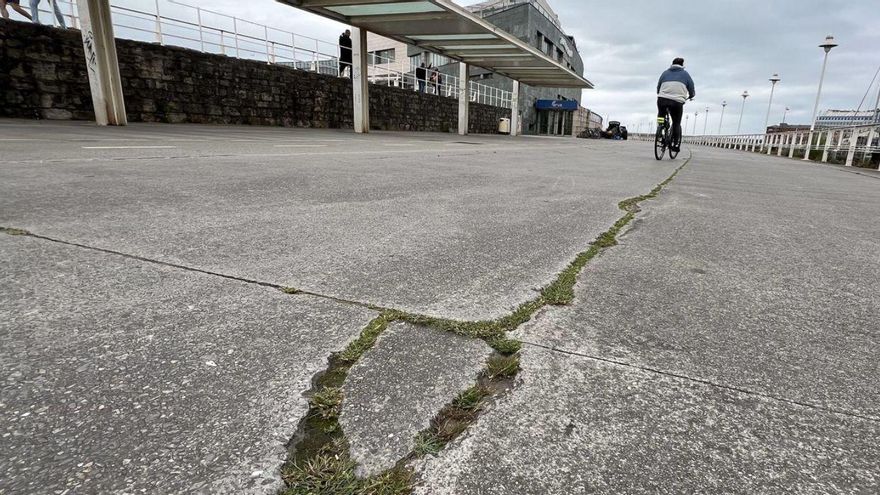 Zona de tránsito en el dique curvo de Poniente, con el edificio de Talasoponiente al fondo a la izquierda. | JUAN PLAZA