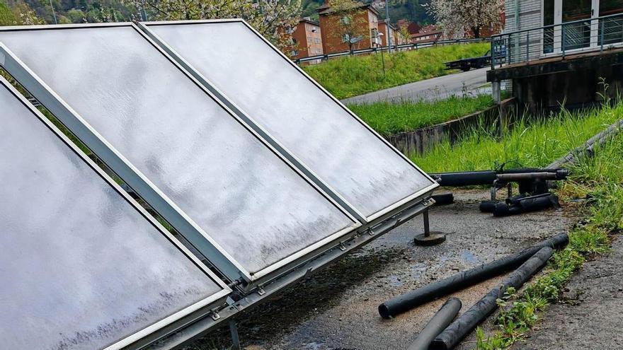 Roban el cobre de los paneles solares de la piscina de Sotrondio