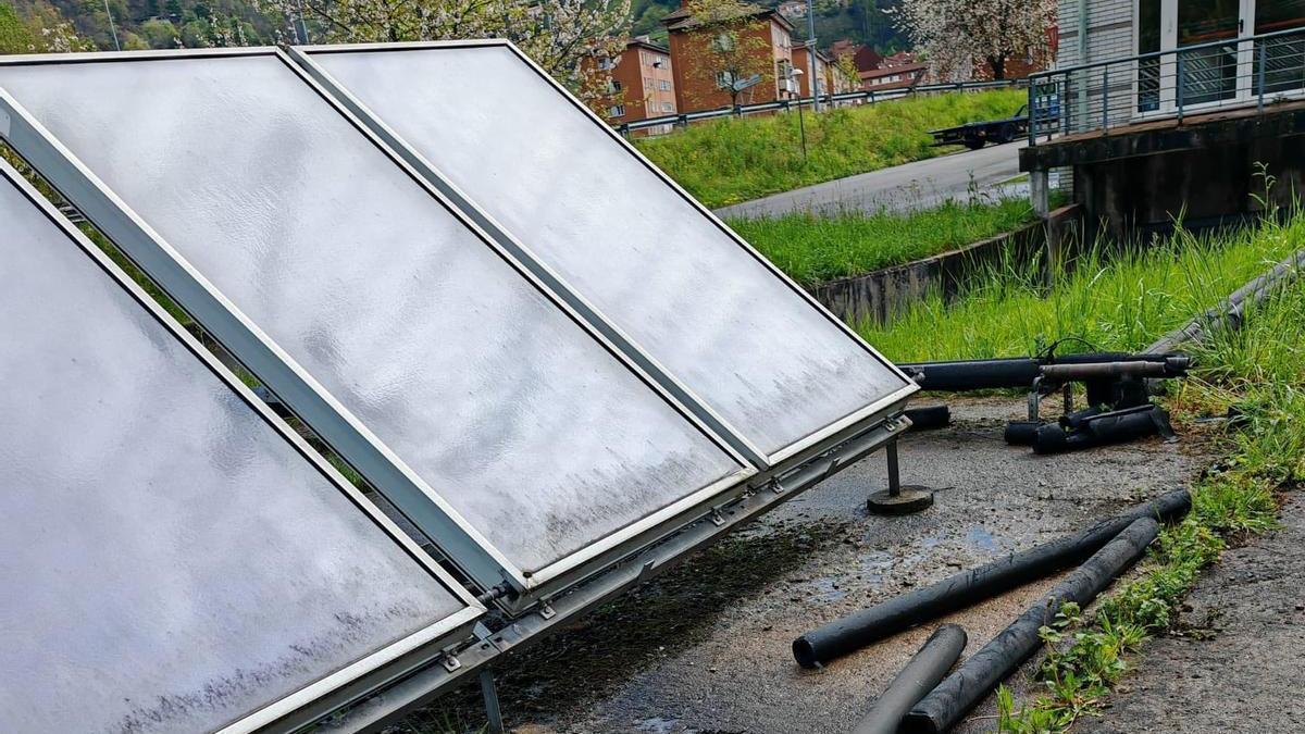 Restos de la instalación de paneles solares en la piscina de Sotrondio