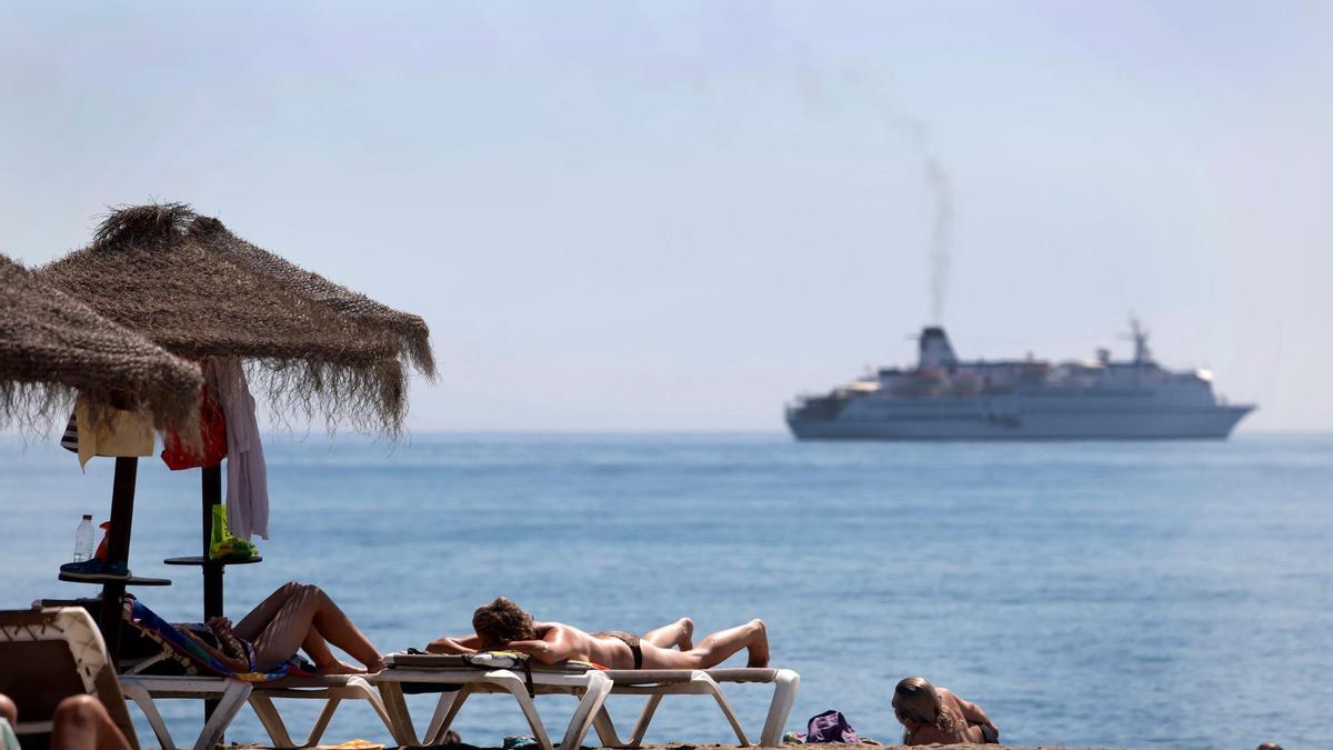 Bañistas en una playa de Málaga.