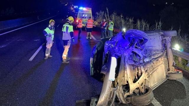 Coche volcado en Rianxo que provocó el desprendimiento d epiedras, afectando a otros siete vehículos