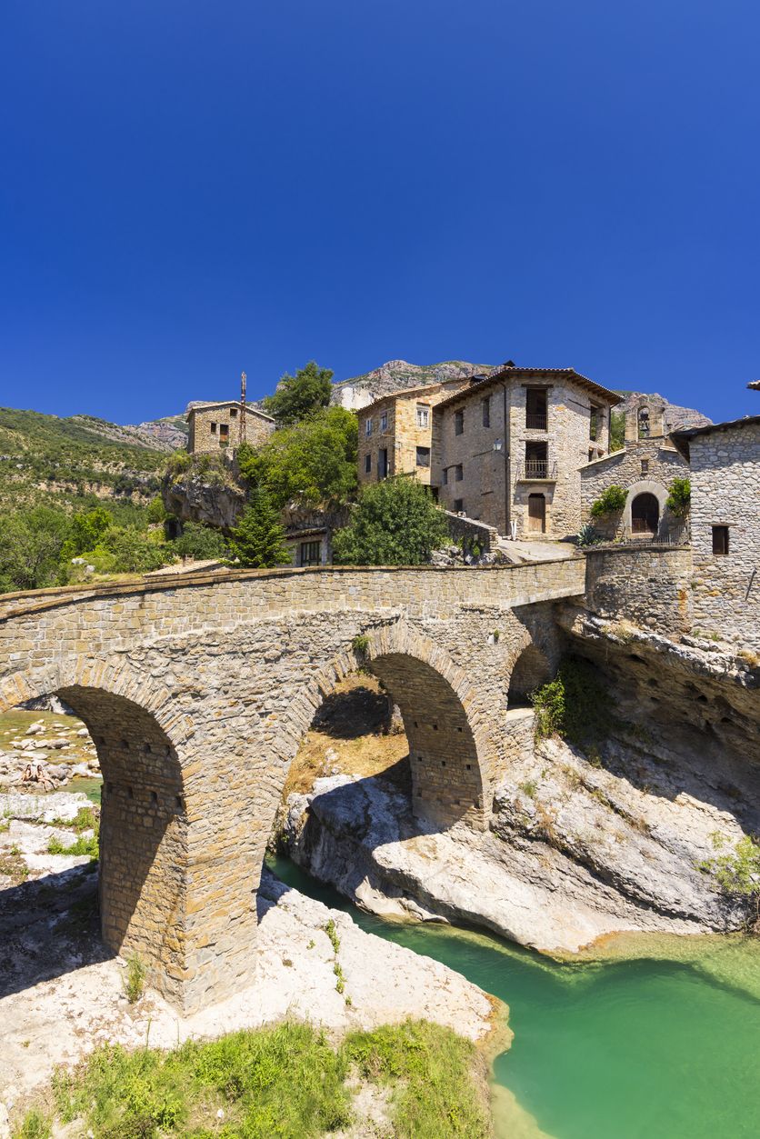 El puente medieval que da la bienvenida a este bonito pueblo de Huesca.