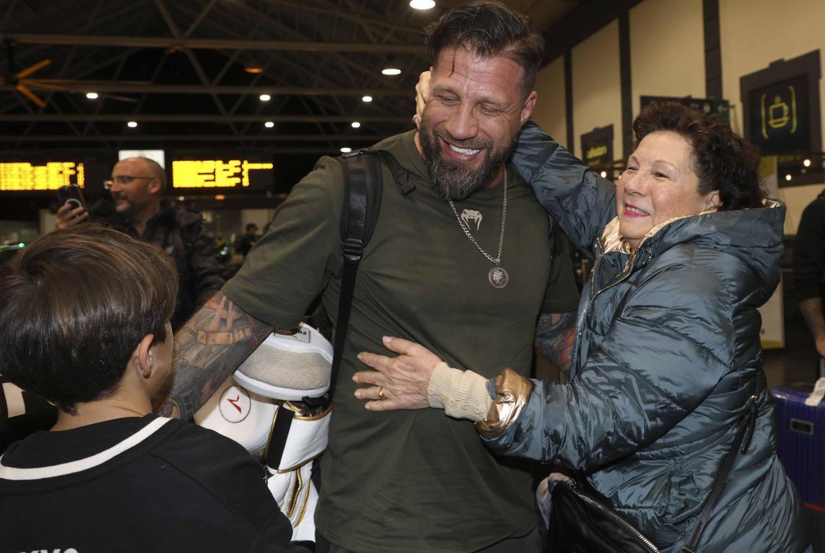 Recibimiento en la estación de tren de Alicante al equipo de Ilia Topuria, campeón de la UFC.