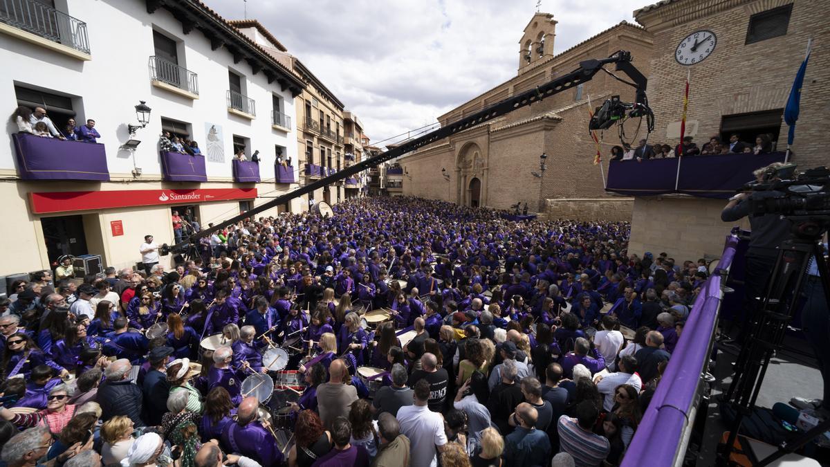 Miles de tambores suenan al unísono en el acto de Romper la Hora en Calanda (Teruel)