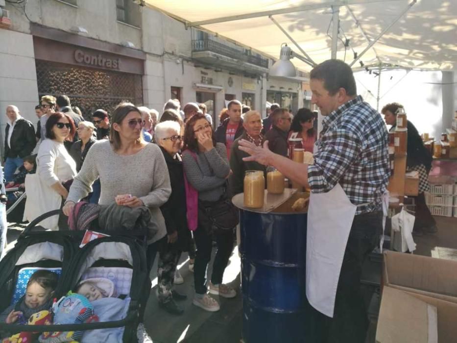 Milers de persones omplen el Barri Vell de Girona per Tots Sants