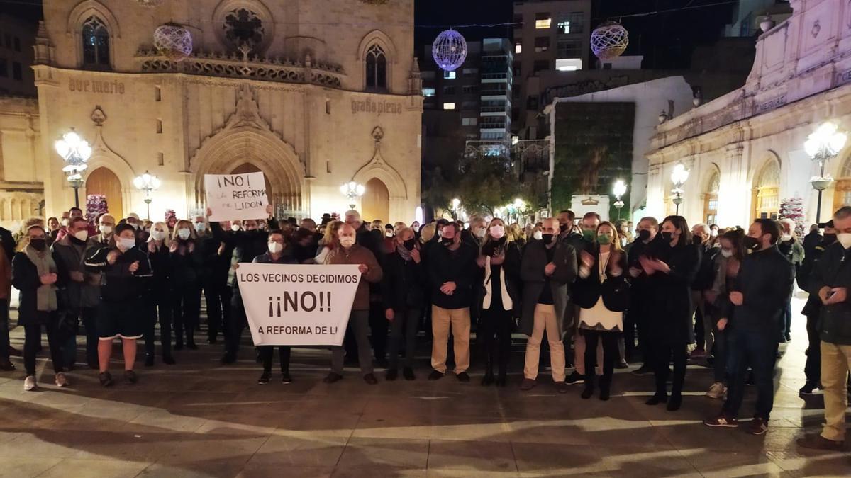 Los vecinos, en la plaza Mayor, en la tarde de este jueves.