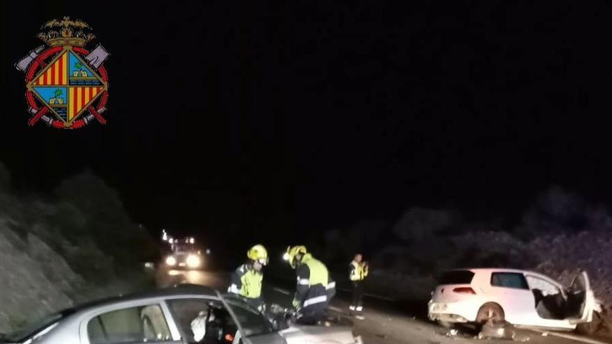Dos heridos, uno en estado crítico, tras un accidente entre dos coches en la carretera de Cap Blanc