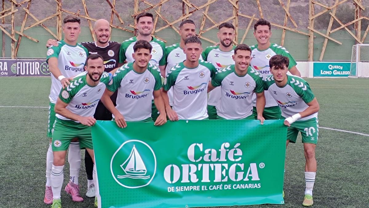 El once del Villa de Santa Brígida posa antes de iniciar el encuentro ante el Tenisca.