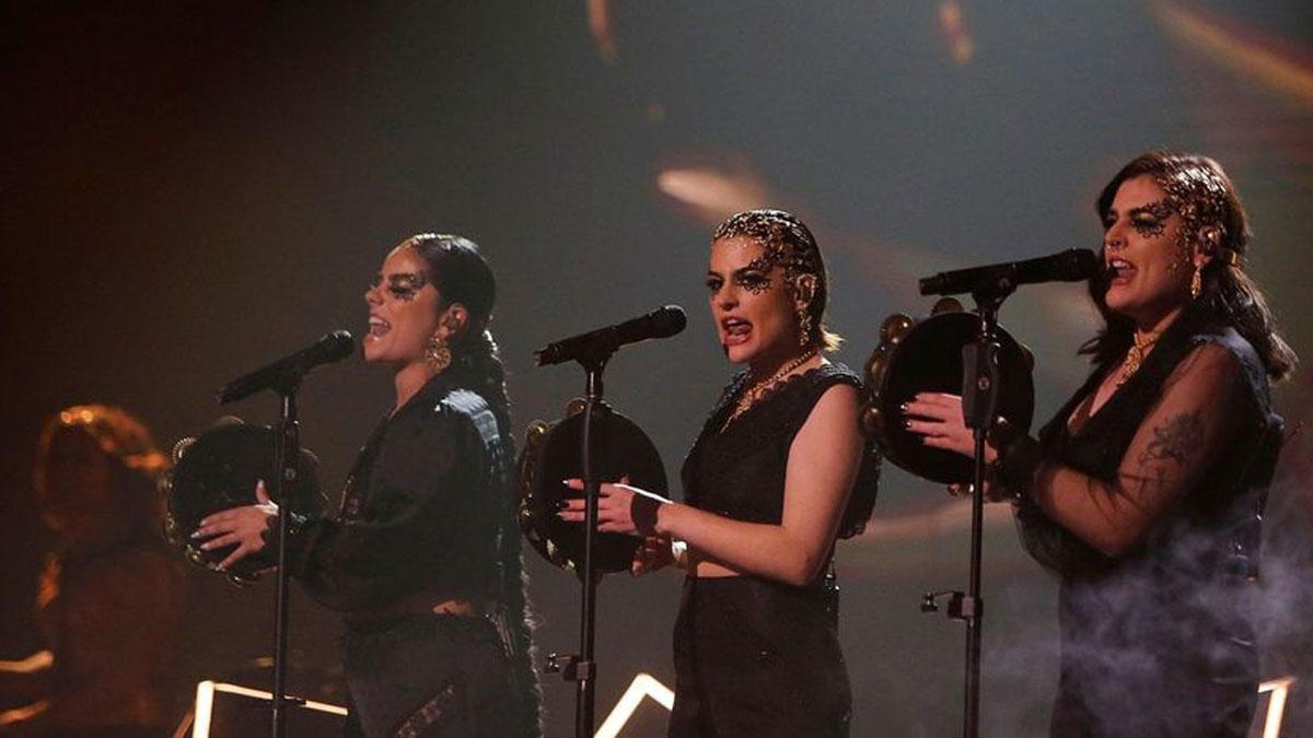 El grupo Tanxugueiras actúa durante la final del Benidorm Fest, clasificatorio para el certamen de Eurovisión 2022, este sábado en Benidorm (Alicante).