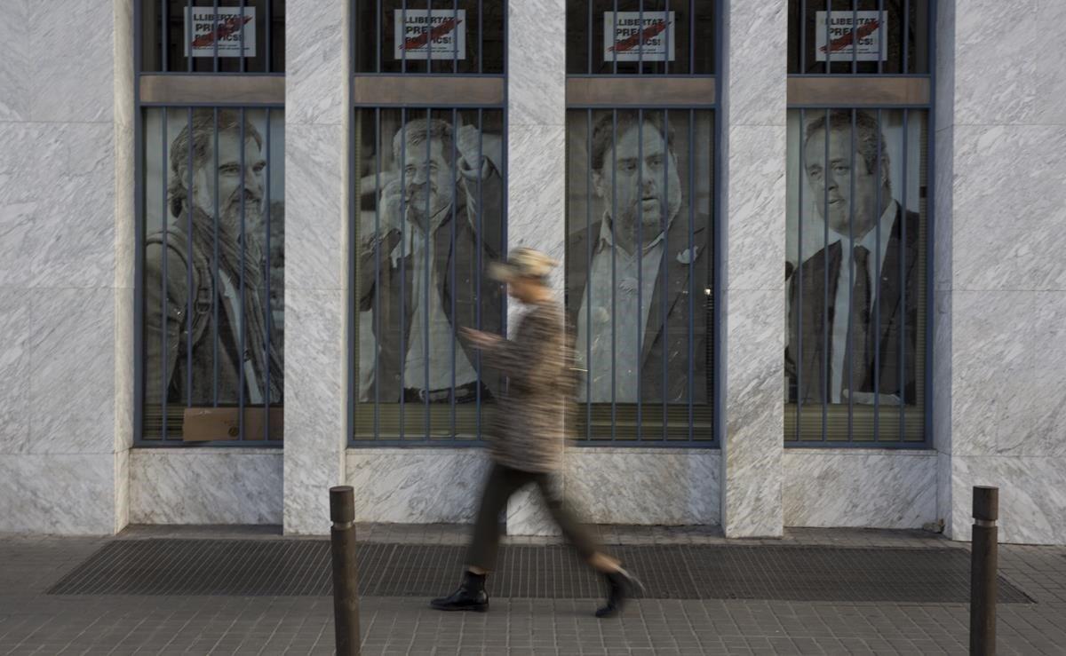 Carteles reclamando la libertad de los politicos encarcelados, con imágenes de  Junqueras, Forn, Cuixart y Sànchez en la Conselleria d’Agricultura Ramaderia i Pesca de la Generalitat de Catalunya.