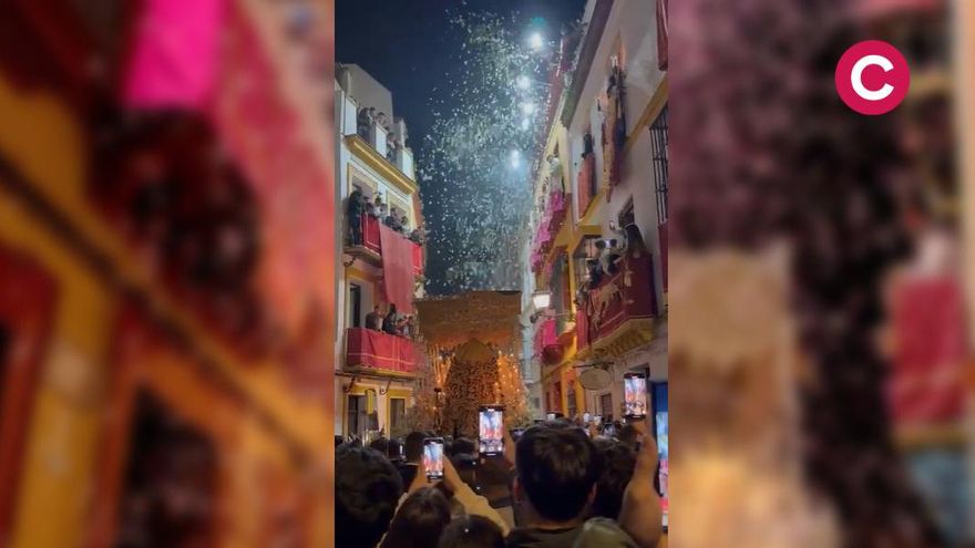 Vídeo | Petalá a la Virgen de la Esperanza de Triana en la calle Pureza en la casa de Manuel Mora
