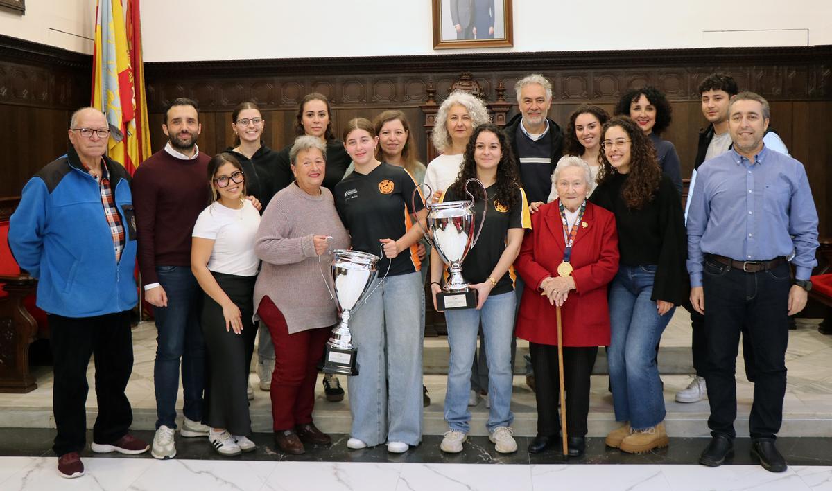 Jugadoras, familiares y autoridades.