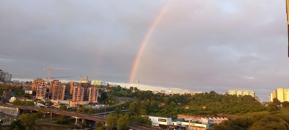 Arco iris en A Coruña en las primeras horas de este lunes 11 de mayo.
