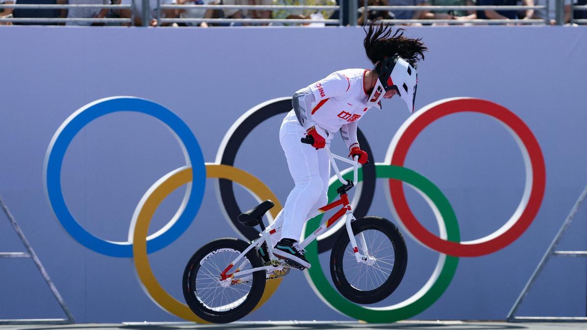 Deng Yawen, China, durante su ejercicio de clasificación en la prueba de BMX Freestyle Park en los Juegos Olímpicos de París 2024