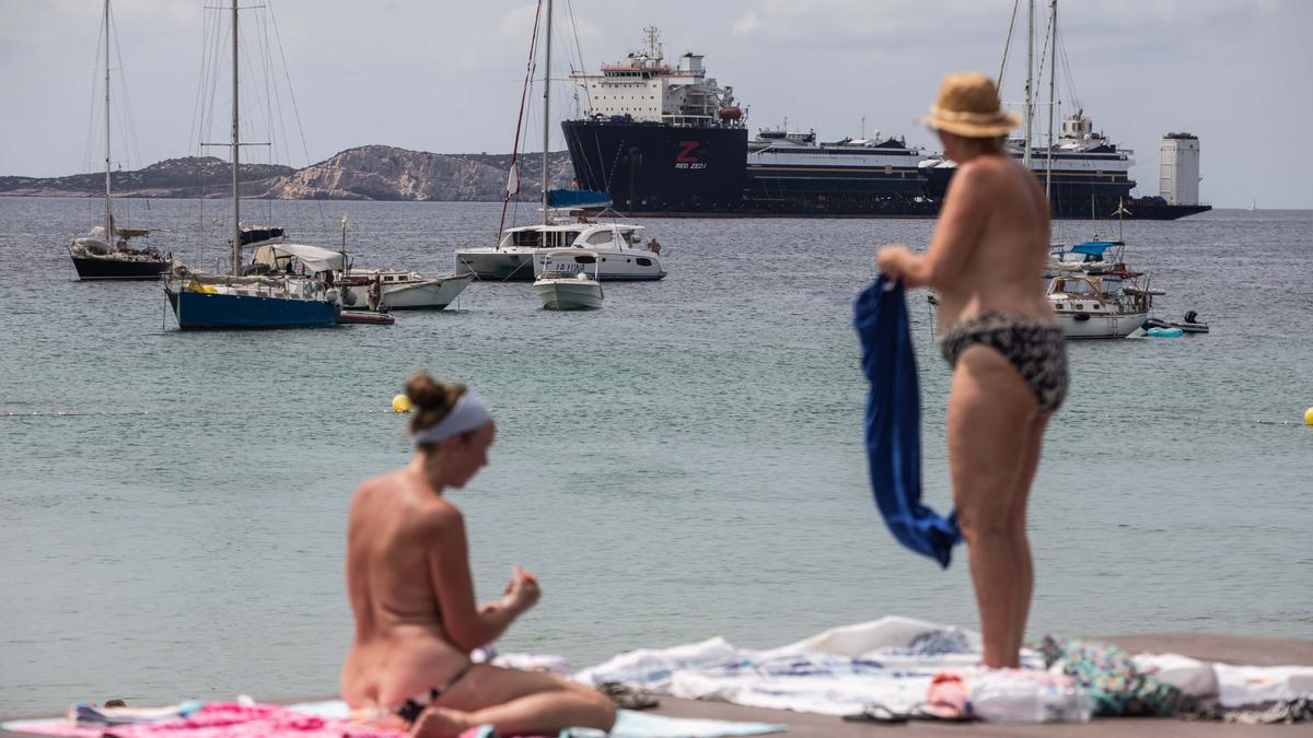 Todas las imágenes del impresionante buque que ha trasladado dos ferris a Ibiza desde Alaska