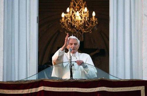 El Papa saluda desde el balcón de Castelgandolfo