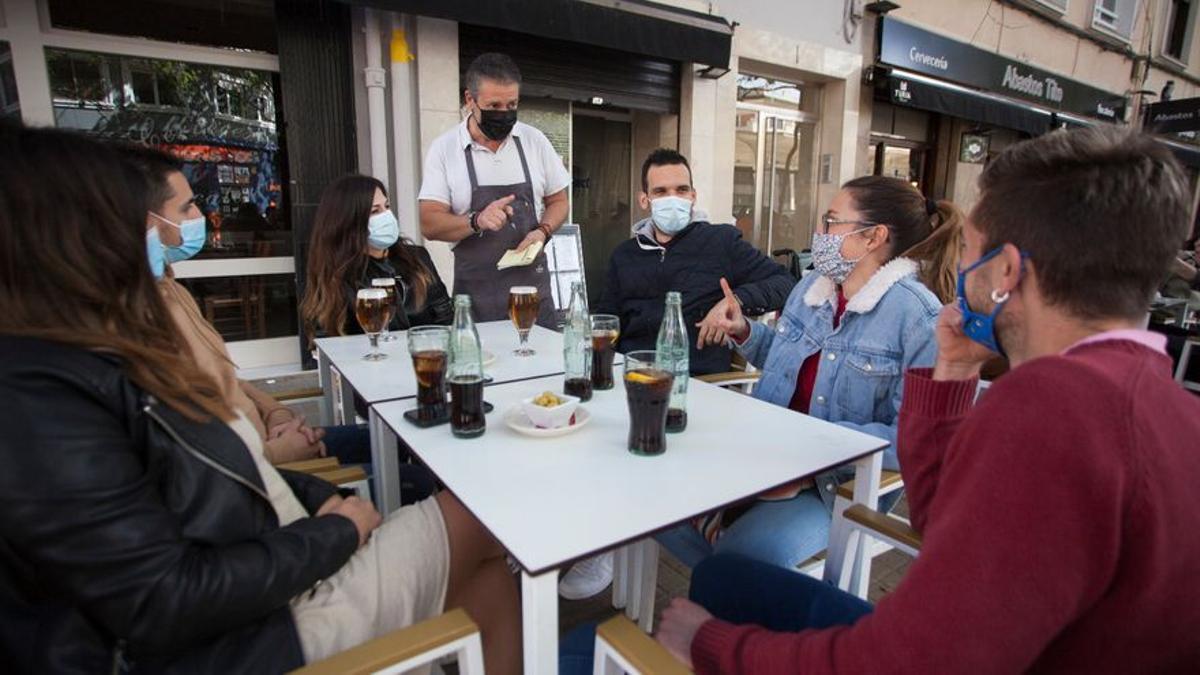 El estreno de las reuniones de seis personas alivia más a los consumidores que a los bares