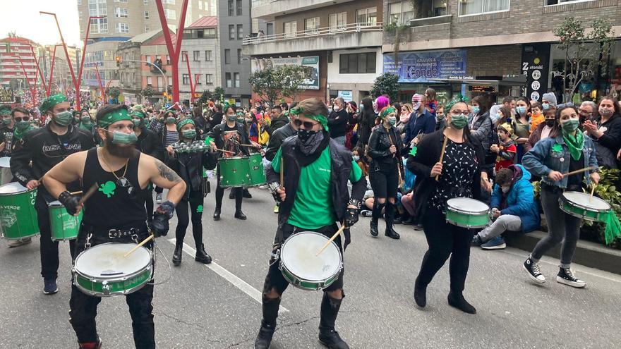 Vigo baila al ritmo que marcan las comparsas.
