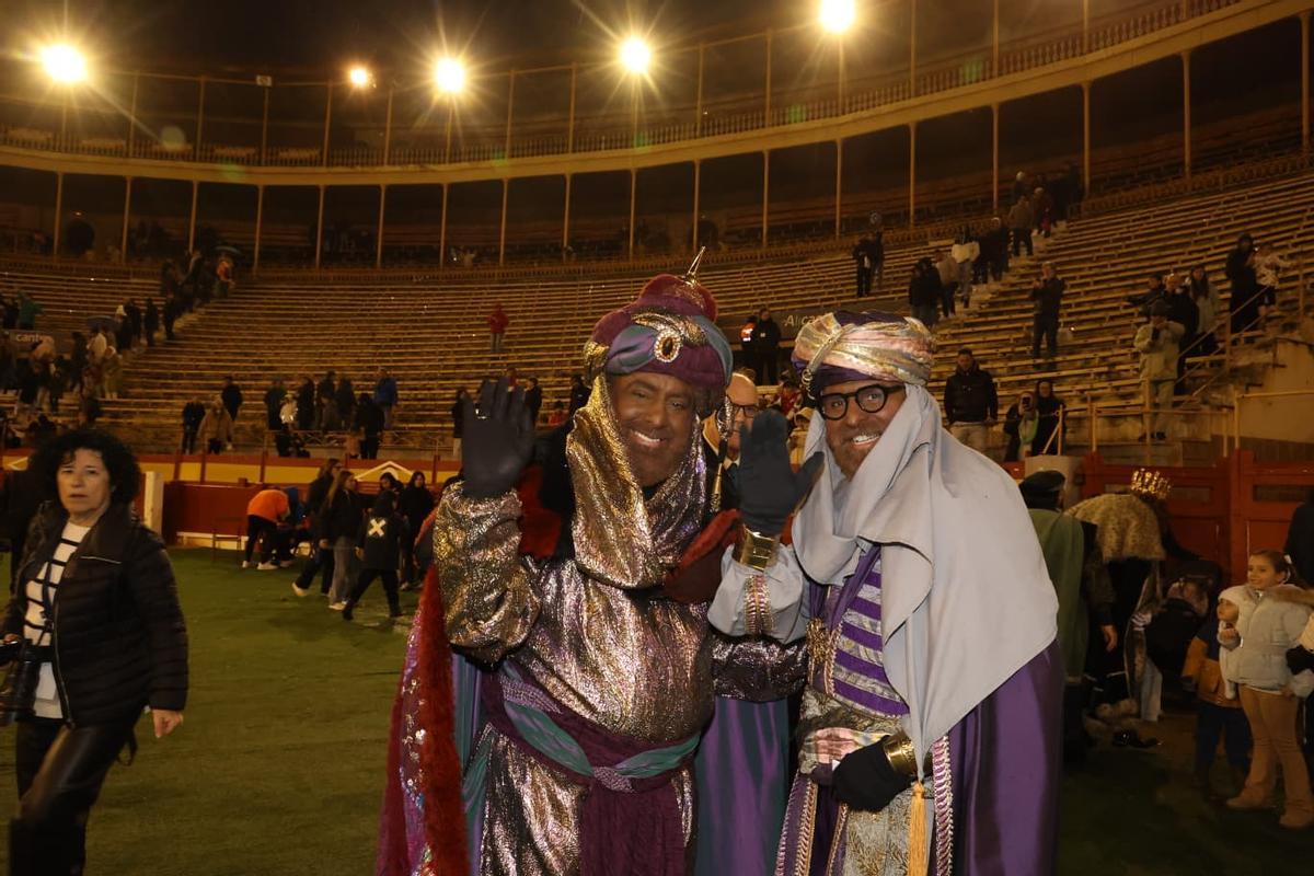 Alicante se rinde a los Reyes Magos pese a la lluvia: así se vivió la recepción en la plaza de toros