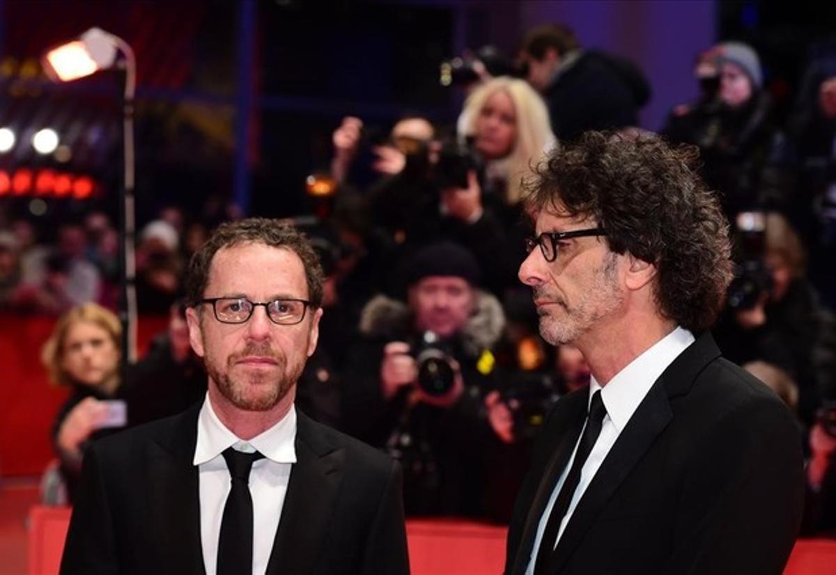 Los directores estadounidenses Joel y Ethan Coen llegan a la alfombra roja de la película ’Ave César’ que inaugura la 66ª edición del Festival de Berlín.