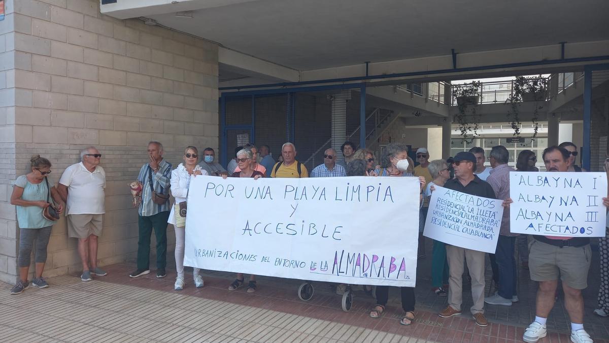 Concentración de los vecinos antes de la reunión con el alcalde en la Casa de Cultura