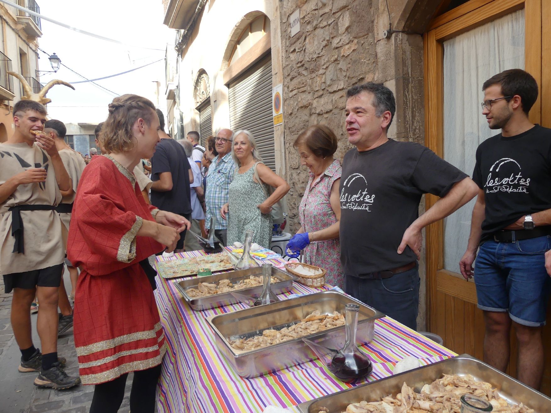 La Cabra d'Or omple de música i dansa el nucli antic de Moià