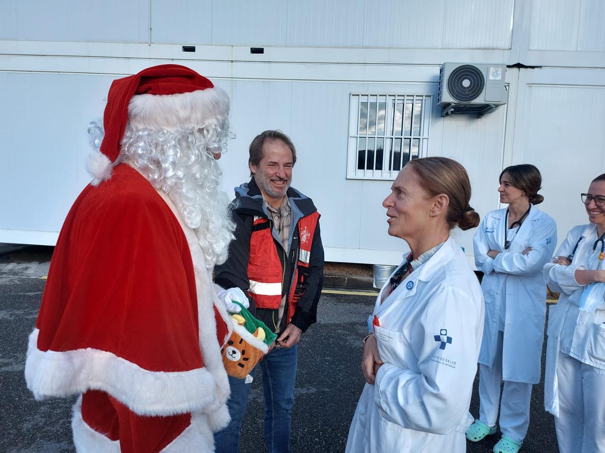 La visita de Papá Noel al Hospital de Cabueñes de Gijón, en imágenes